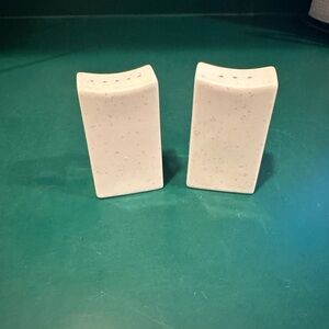 Ceramic salt n pepper shaker set